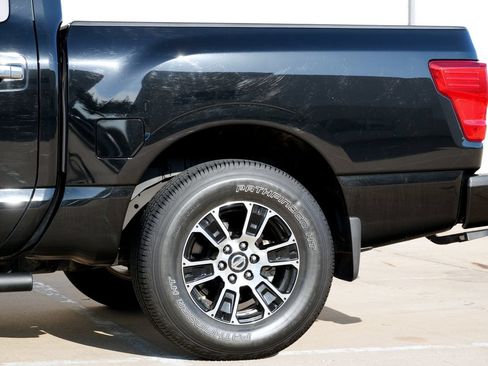 Used 2021 Nissan Titan SV w/ SV Convenience Package RWD image 24