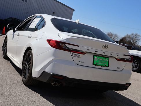 Used 2025 Toyota Camry SE image 3