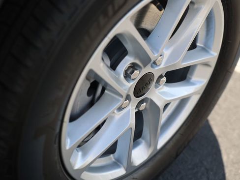 New 2025 Jeep Grand Cherokee Laredo X image 9