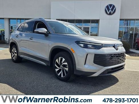 Used 2025 Volkswagen Tiguan S image 1