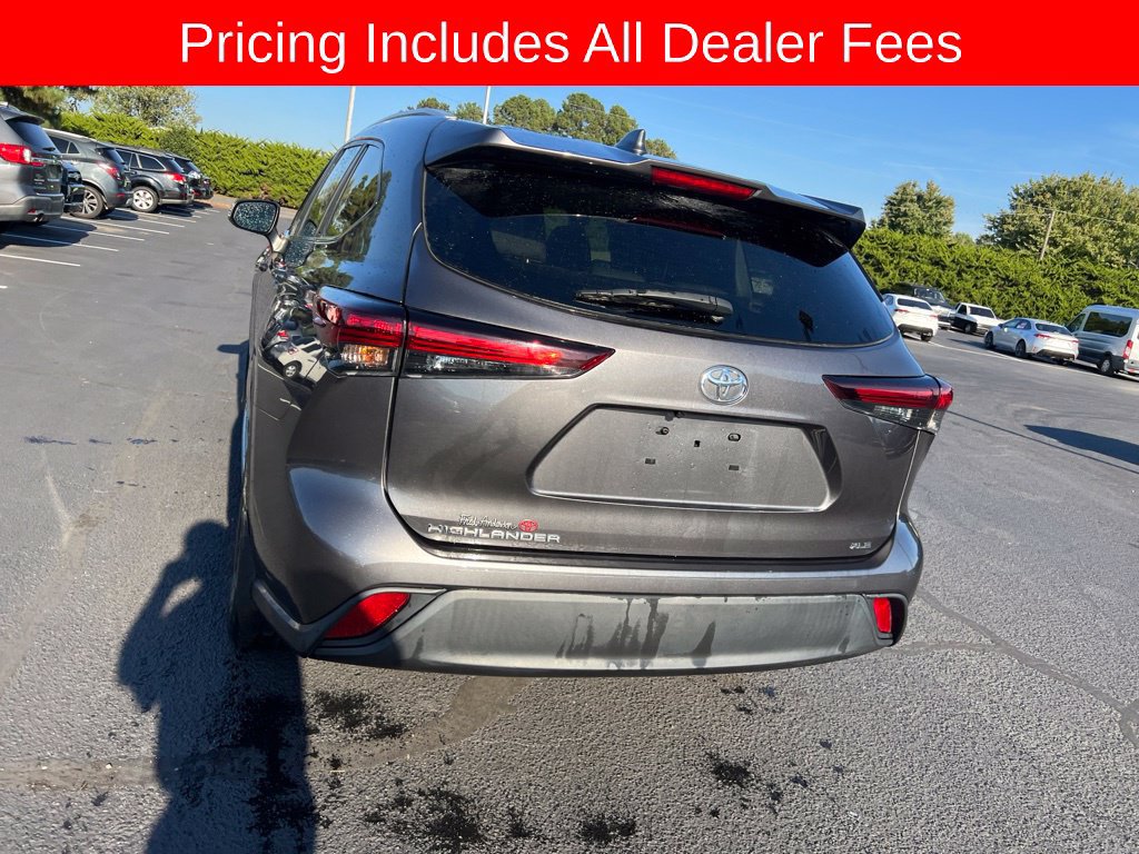 Used 2024 Toyota Highlander XLE FWD image 24