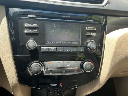 Used 2016 Nissan Rogue S AWD/4WD image 26