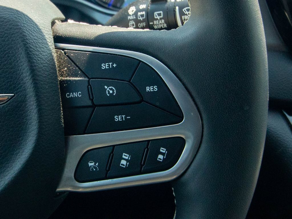 Used 2025 Chrysler Pacifica Select FWD image 26
