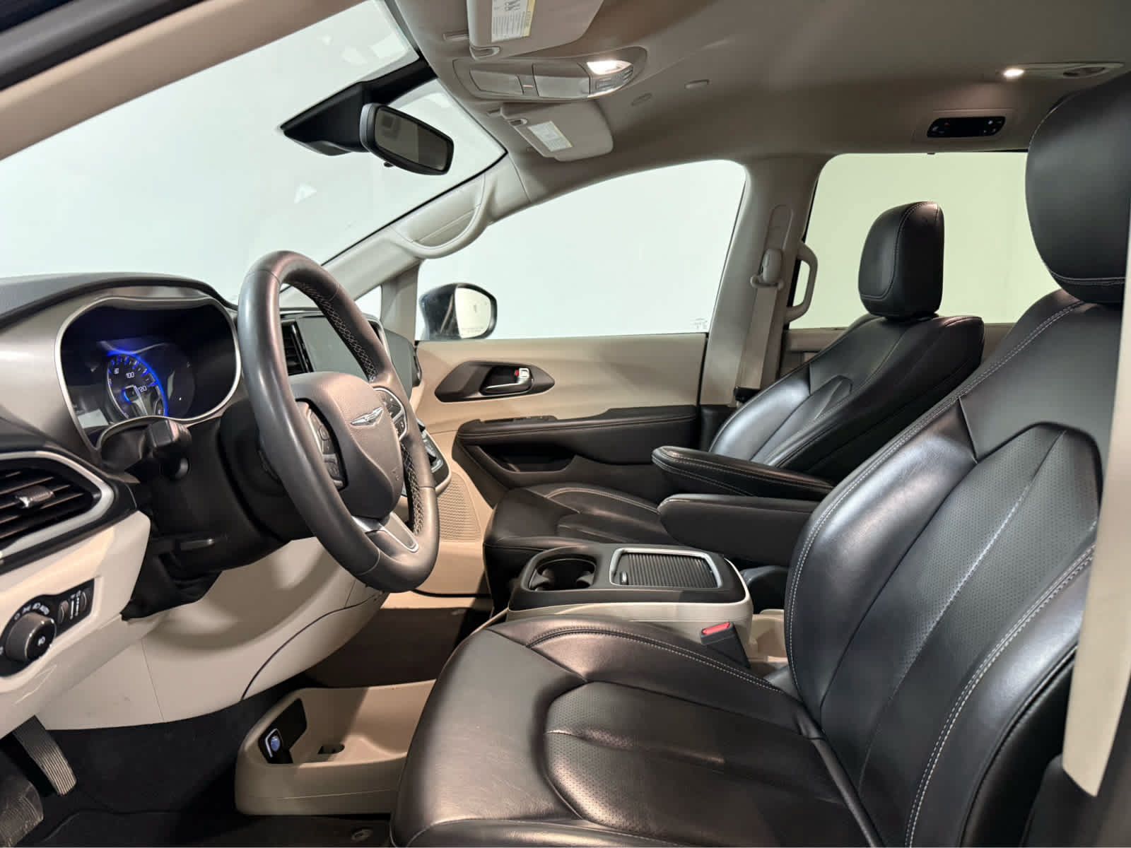 Used 2023 Chrysler Pacifica Touring-L FWD image 12
