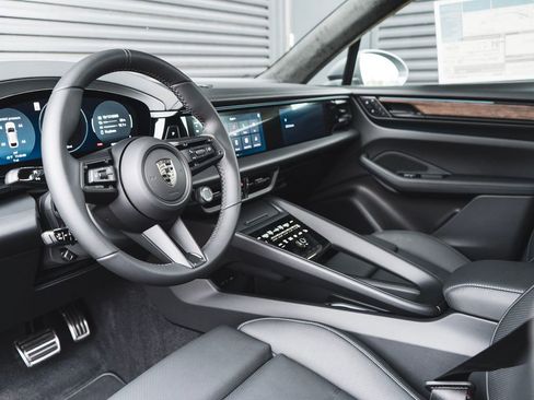 New 2025 Porsche Macan Turbo Electric AWD/4WD image 4