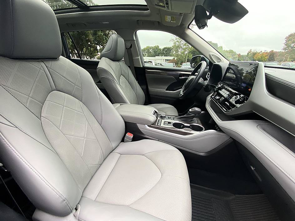 Certified 2021 Toyota Highlander Platinum AWD/4WD image 24