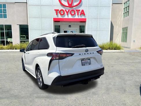 Used 2021 Toyota Sienna XLE FWD image 5