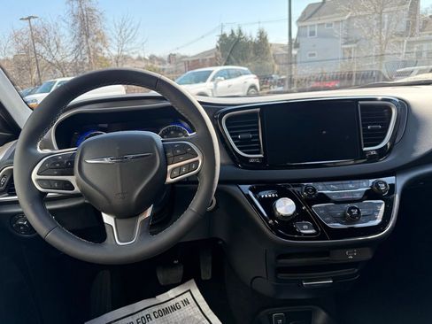 Used 2026 Chrysler Pacifica Select image 19
