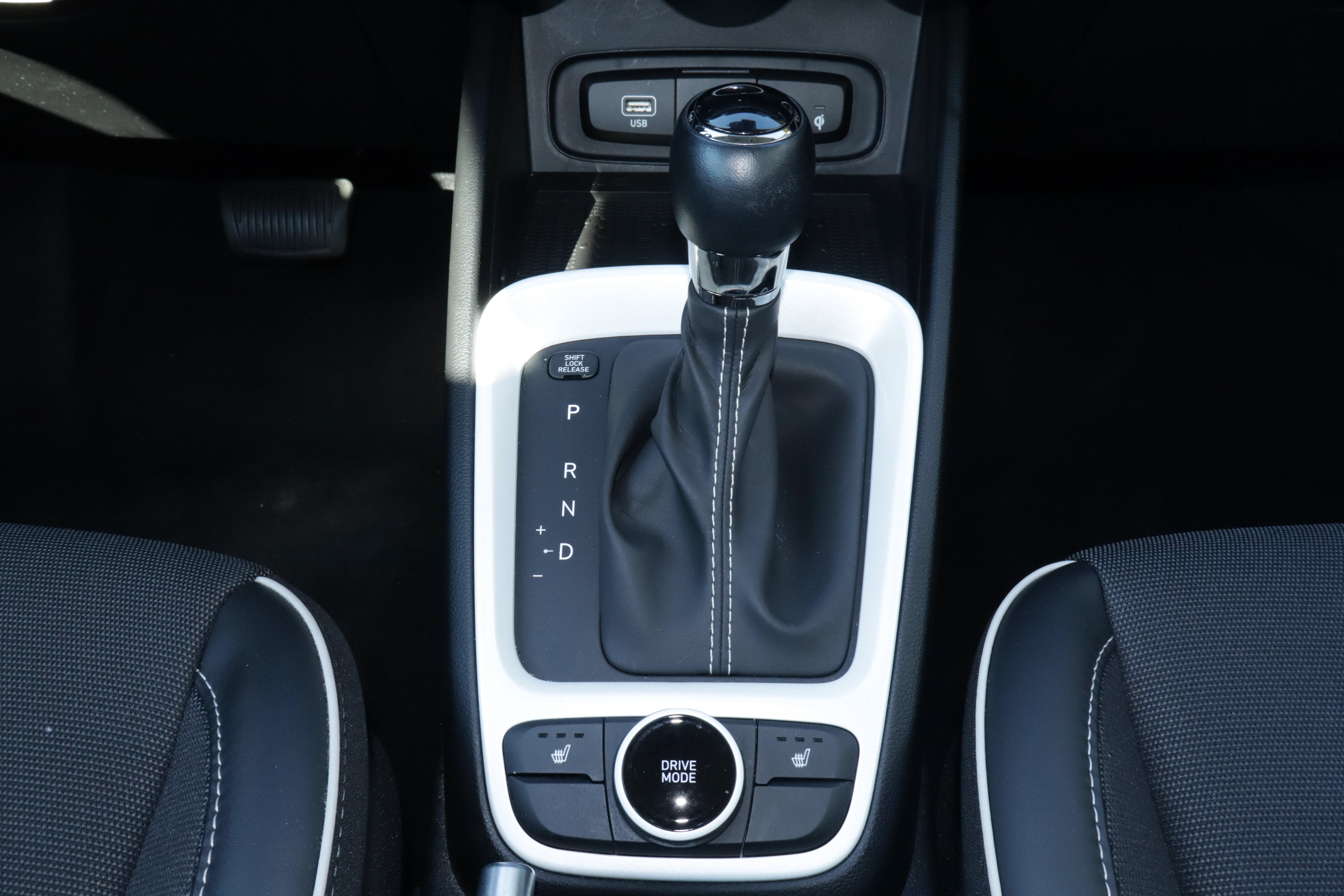Used 2025 Hyundai Venue Limited FWD image 19