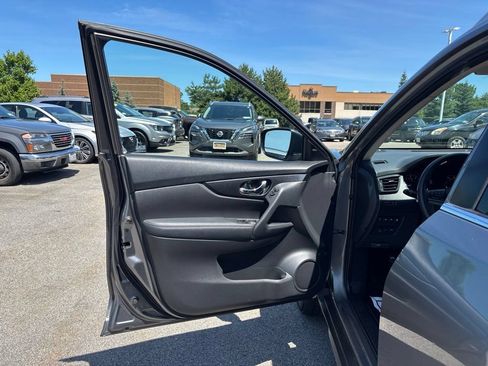 Used 2019 Nissan Rogue SV AWD/4WD image 16