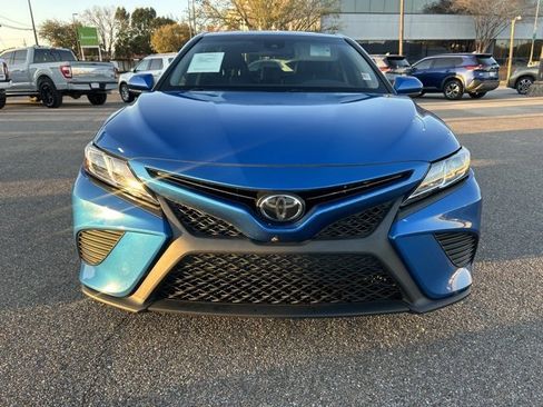 Used 2018 Toyota Camry SE image 3