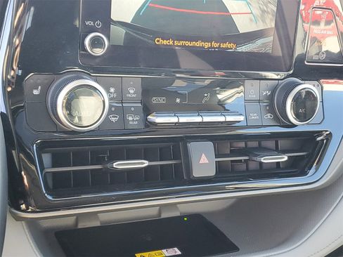 Certified 2023 Toyota Highlander XLE image 29