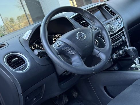 Used 2018 Nissan Pathfinder SV image 4
