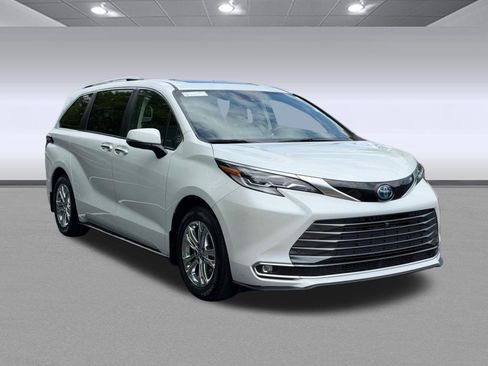 Used 2023 Toyota Sienna Platinum AWD/4WD image 7