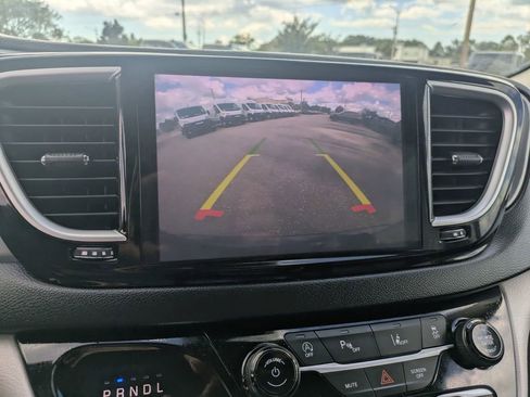 Used 2023 Chrysler Pacifica Touring-L image 23