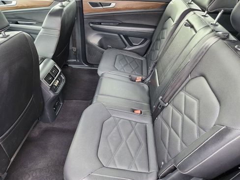 Used 2025 Volkswagen Atlas SE AWD/4WD image 12