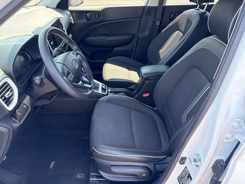 Used 2024 Hyundai Venue Limited FWD image 10