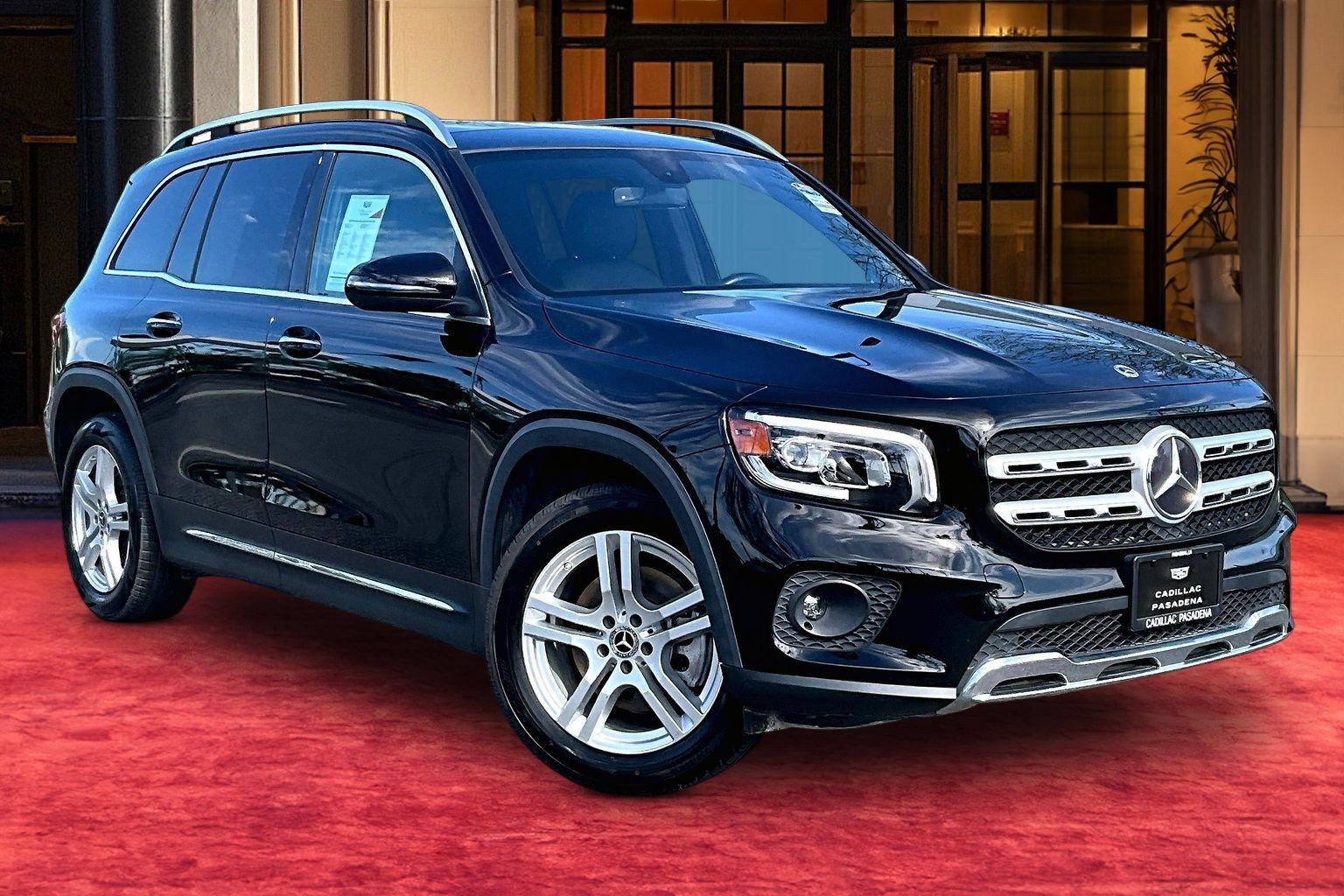 Used 2023 Mercedes-Benz GLB 250 4MATIC w/ Premium Package image 2