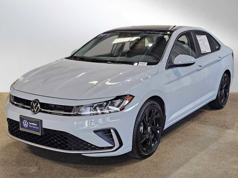 Certified 2025 Volkswagen Jetta SE image 3