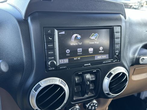 Used 2018 Jeep Wrangler Unlimited Rubicon w/ Connectivity Group image 21