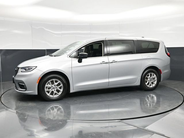 Certified 2024 Chrysler Pacifica Touring-L FWD image 9