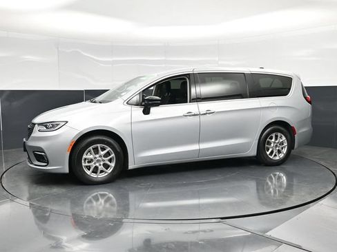 Certified 2024 Chrysler Pacifica Touring-L FWD image 9