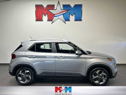 Used 2025 Hyundai Venue SEL image 1