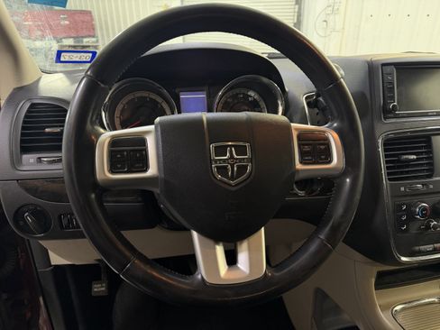 Used 2014 Dodge Grand Caravan SXT w/ Rear Park Assist Package FWD image 14