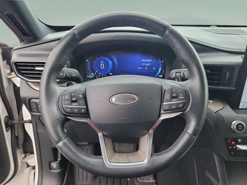 Used 2020 Ford Explorer Platinum w/ Premium Technology Package image 24