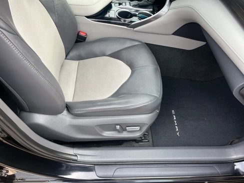 Used 2020 Toyota Camry XLE image 11