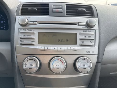 Used 2011 Toyota Camry LE image 12