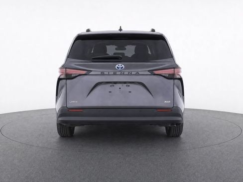 Certified 2025 Toyota Sienna XLE FWD image 3