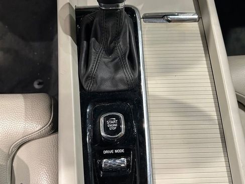 Used 2019 Volvo XC60 T5 Momentum w/ Multimedia Package AWD/4WD image 18
