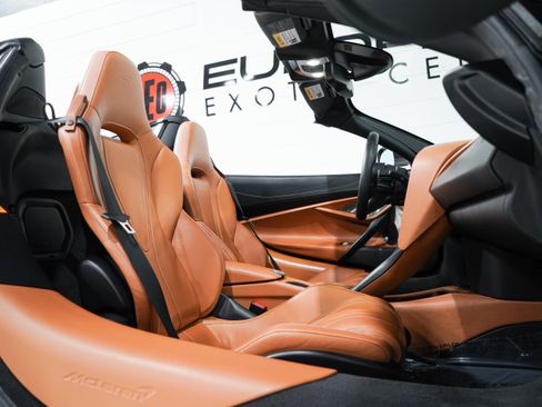 Used 2020 McLaren 720S Spider RWD image 8