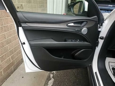 Used 2023 Alfa Romeo Stelvio Ti AWD/4WD image 4