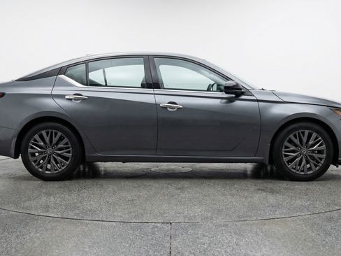 Used 2025 Nissan Altima 2.5 SV FWD image 11