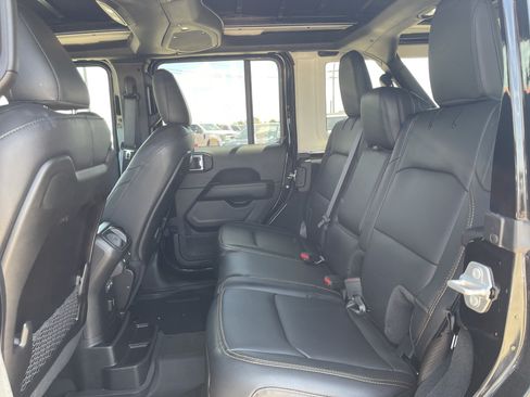 Used 2025 Jeep Wrangler Unlimited Sahara AWD/4WD image 36