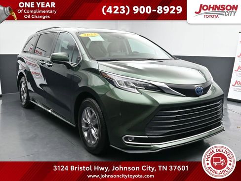 Used 2023 Toyota Sienna XLE image 1