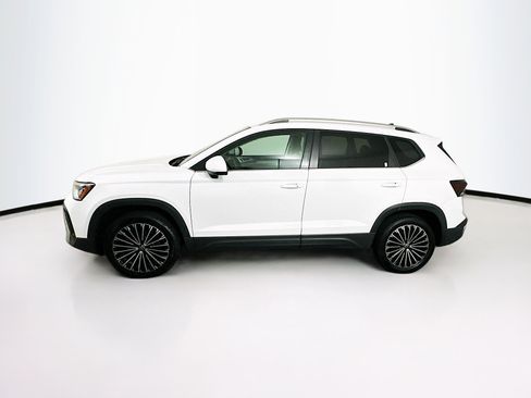 Used 2025 Volkswagen Taos SE image 4