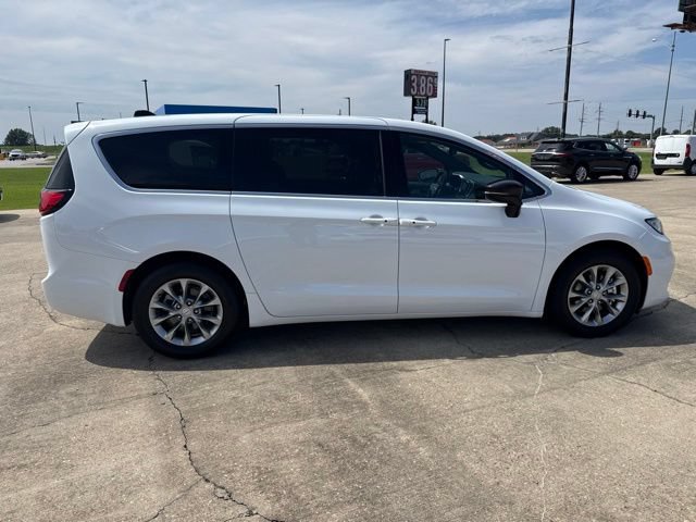 Used 2026 Chrysler Pacifica Limited FWD image 7