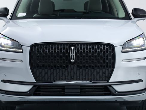 Used 2025 Lincoln Corsair FWD w/ Equipment Group 101A image 9