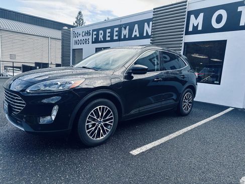 Used 2022 Ford Escape Titanium w/ Titanium Premium Package image 2