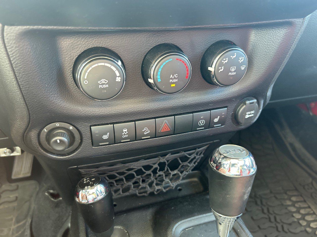 Used 2016 Jeep Wrangler Unlimited Rubicon AWD/4WD image 13