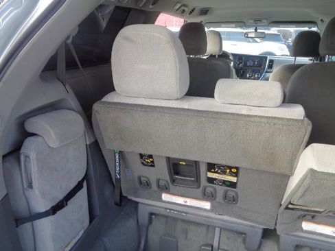 Used 2017 Toyota Sienna LE image 21