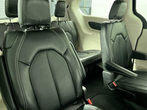 Used 2024 Chrysler Pacifica Touring-L image 31