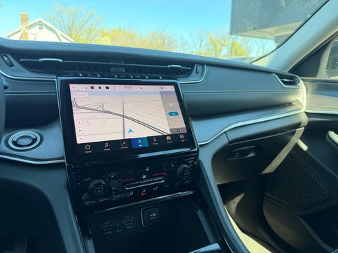 Used 2023 Jeep Grand Cherokee Limited AWD/4WD image 29