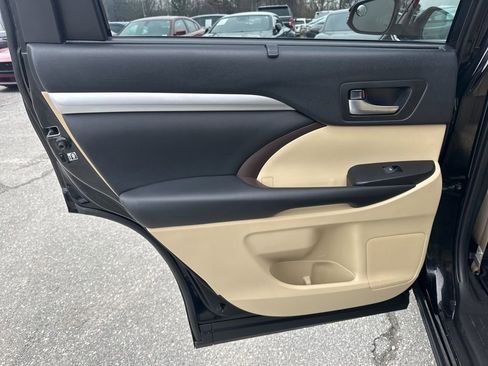 Used 2019 Toyota Highlander XLE image 30
