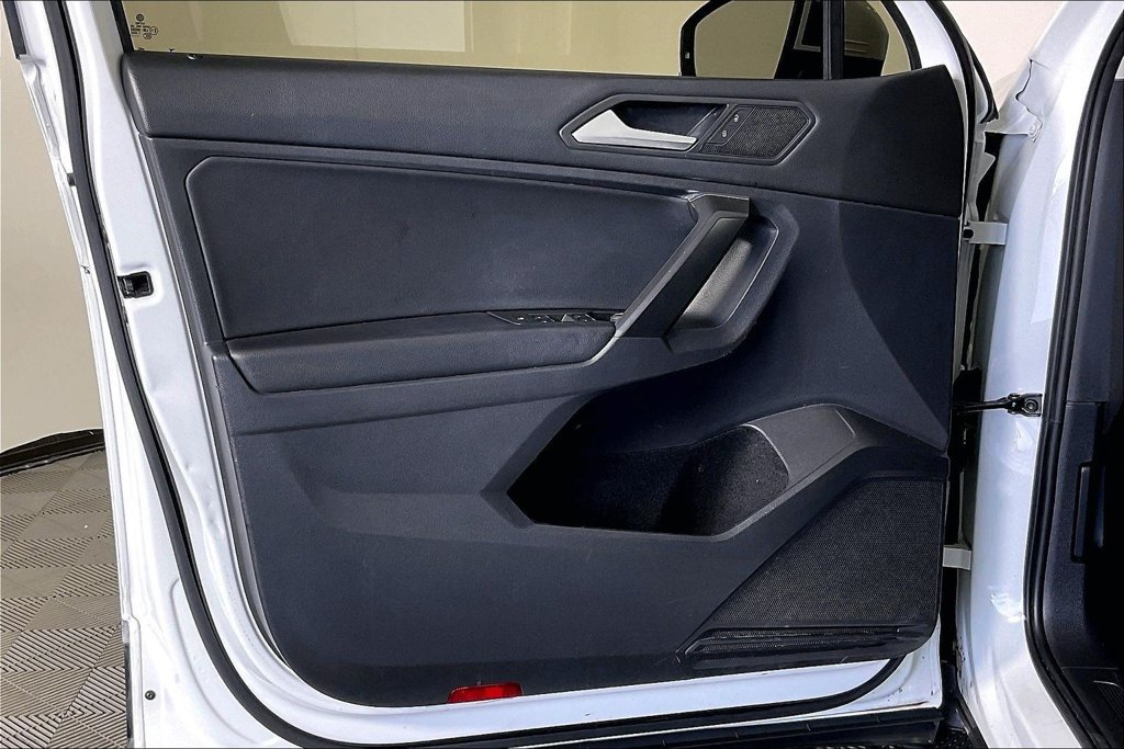 Used 2021 Volkswagen Tiguan SE w/ Panoramic Sunroof Package FWD image 21