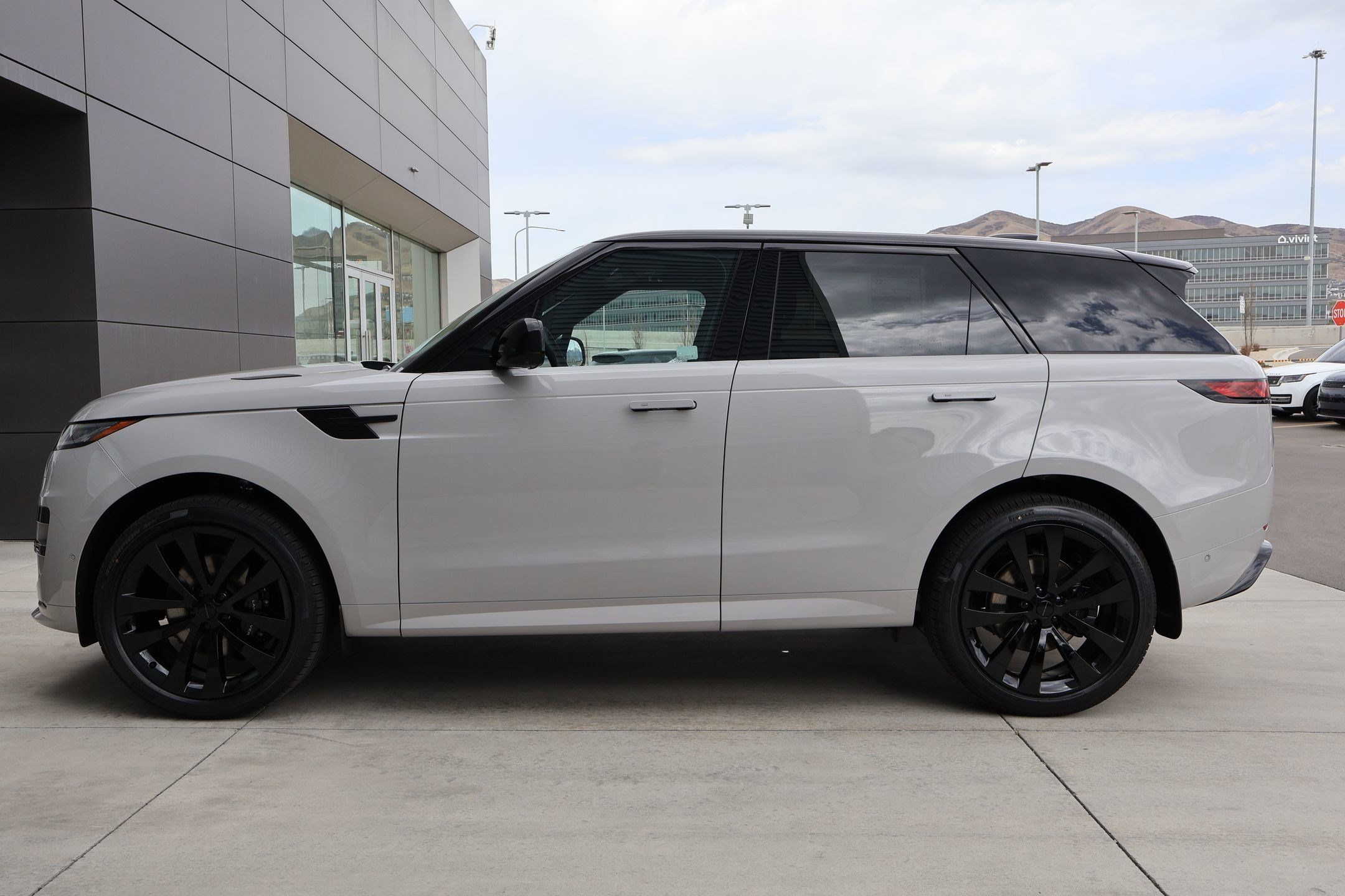 New 2026 Land Rover Range Rover Sport Dynamic SE AWD/4WD image 9