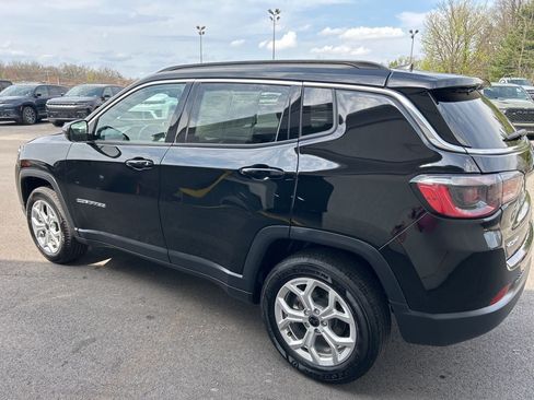 Used 2025 Jeep Compass Latitude w/ Sun & Sound Group AWD/4WD image 4